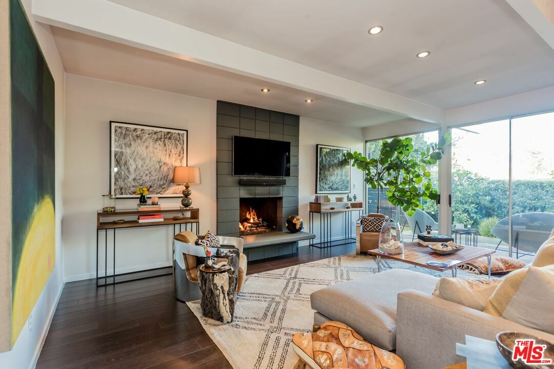 Property Photo: 2166 Sunset Crest Dr CA 90046