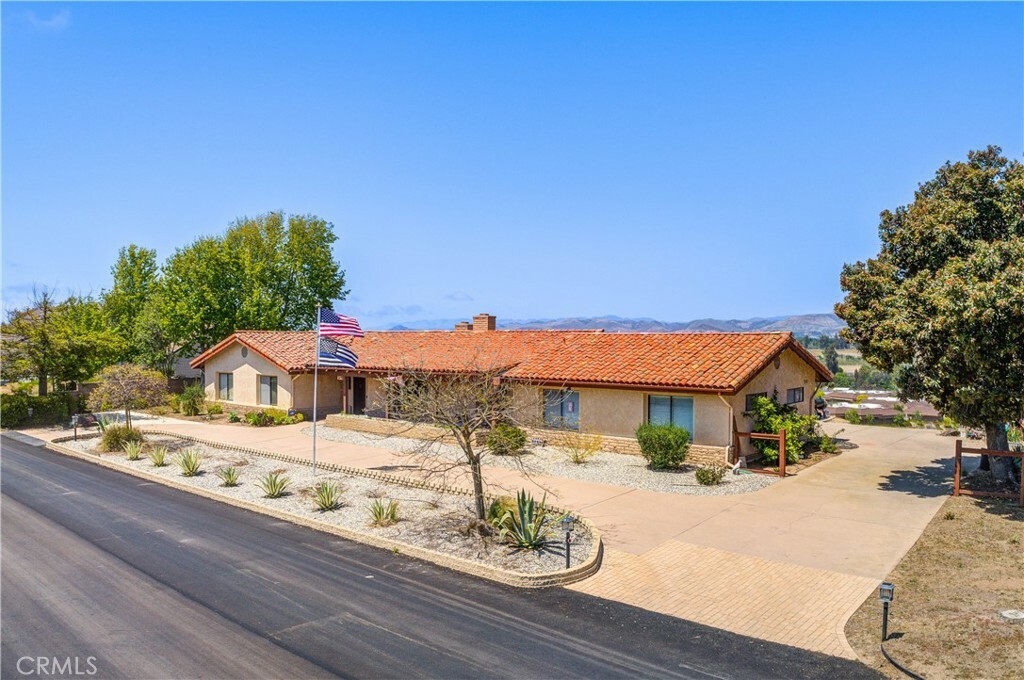 Property Photo: 530 Calle Cielo CA 93444