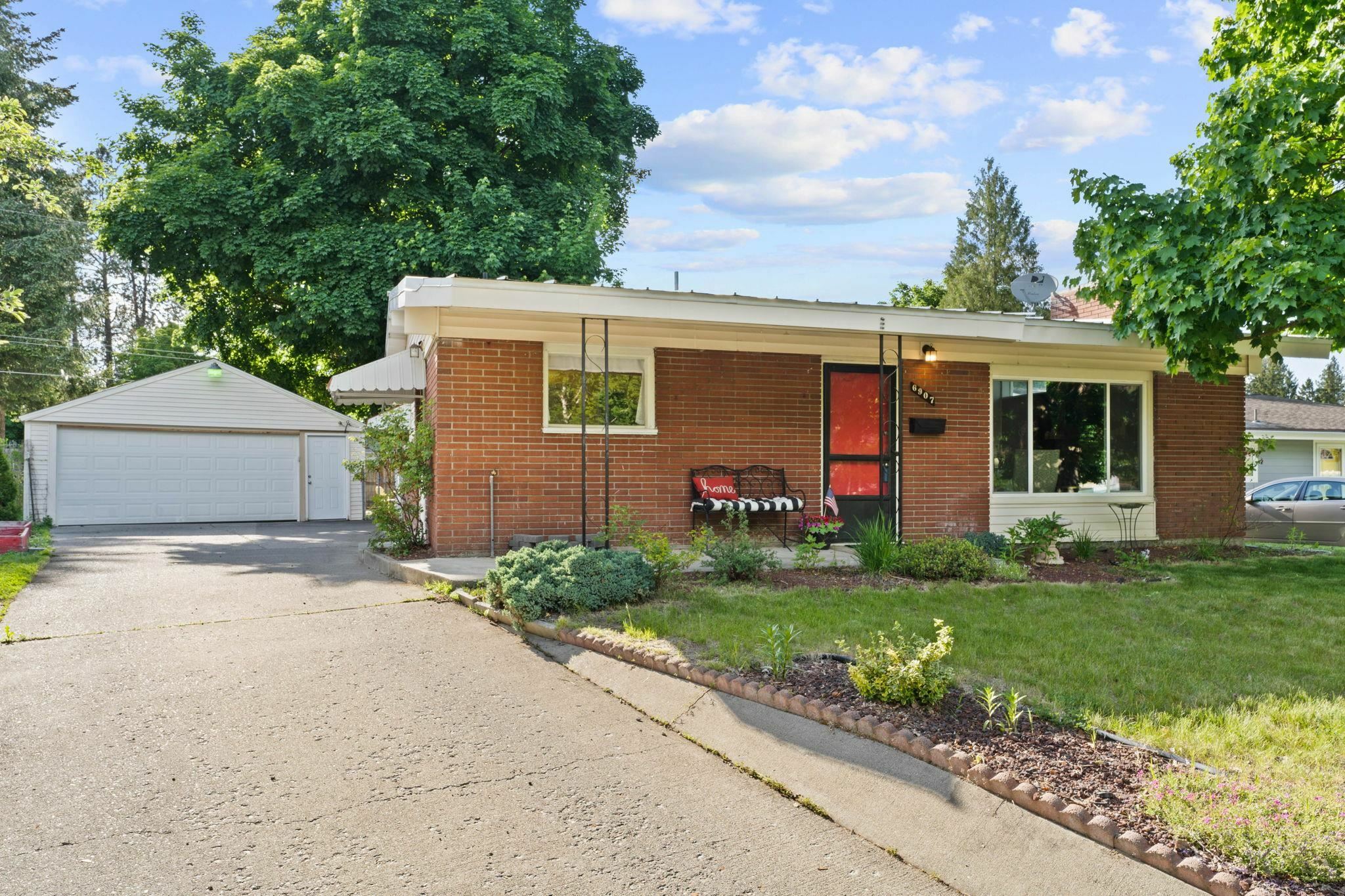 Property Photo: 6907 N Stevens St WA 99208