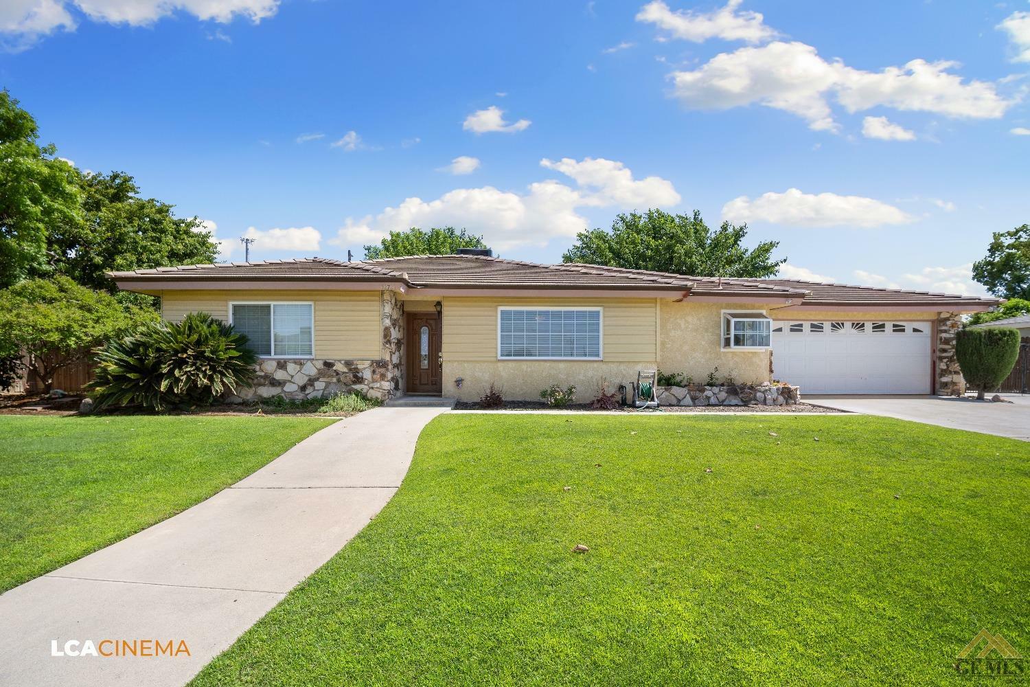 Property Photo: 12721 Jasmine Avenue CA 93312