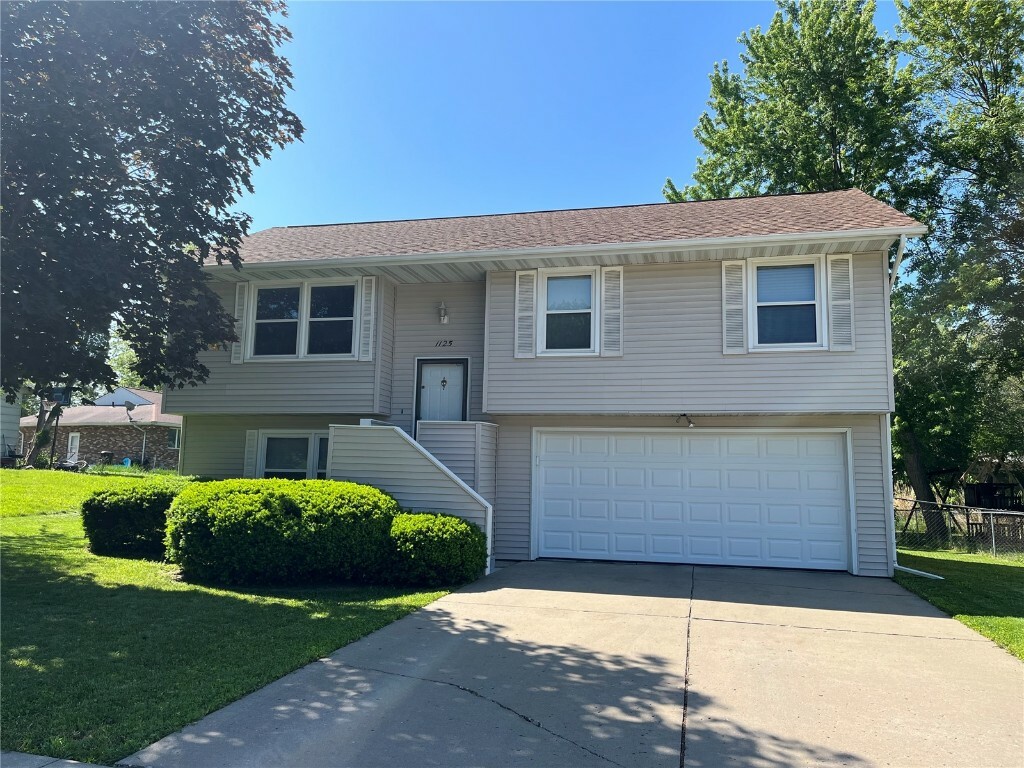 Property Photo: 1125 Sandusky Drive IA 52240