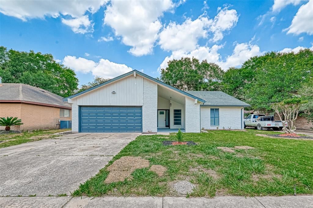 Property Photo: 1926 Turtle Creek Drive TX 77459