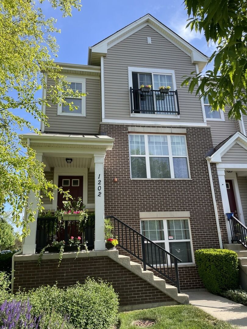 Property Photo: 1202 Harding Avenue IL 60016