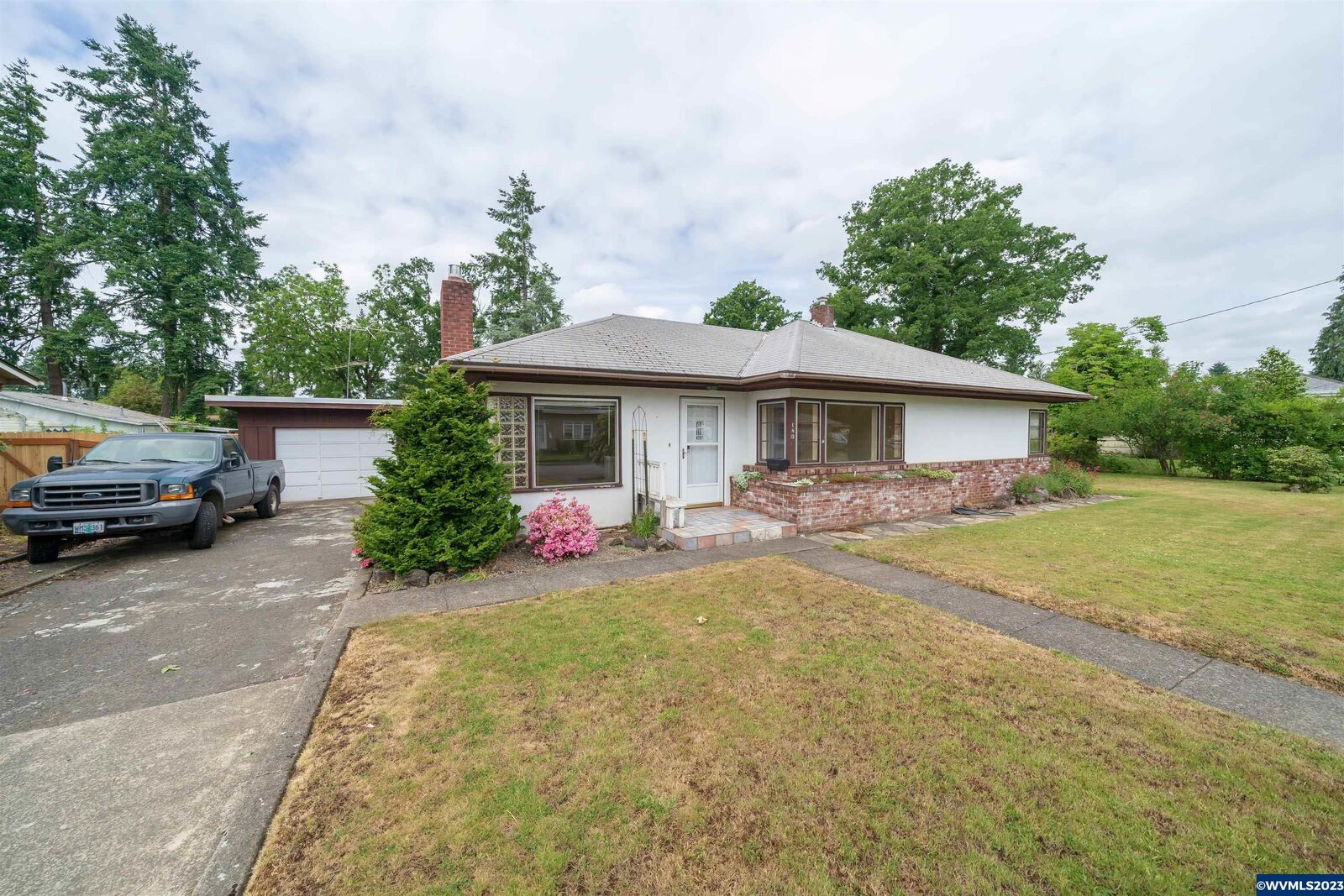 Property Photo: 183 N Evergreen Av OR 97383