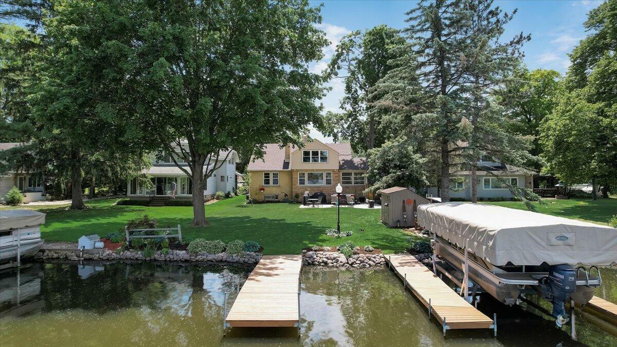 Property Photo:  413 Fox Isle Park Dr  WI 53185 