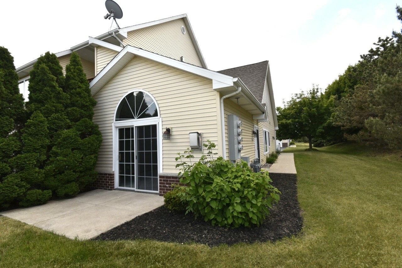 Property Photo:  1096 Quinlan Dr A  WI 53072 