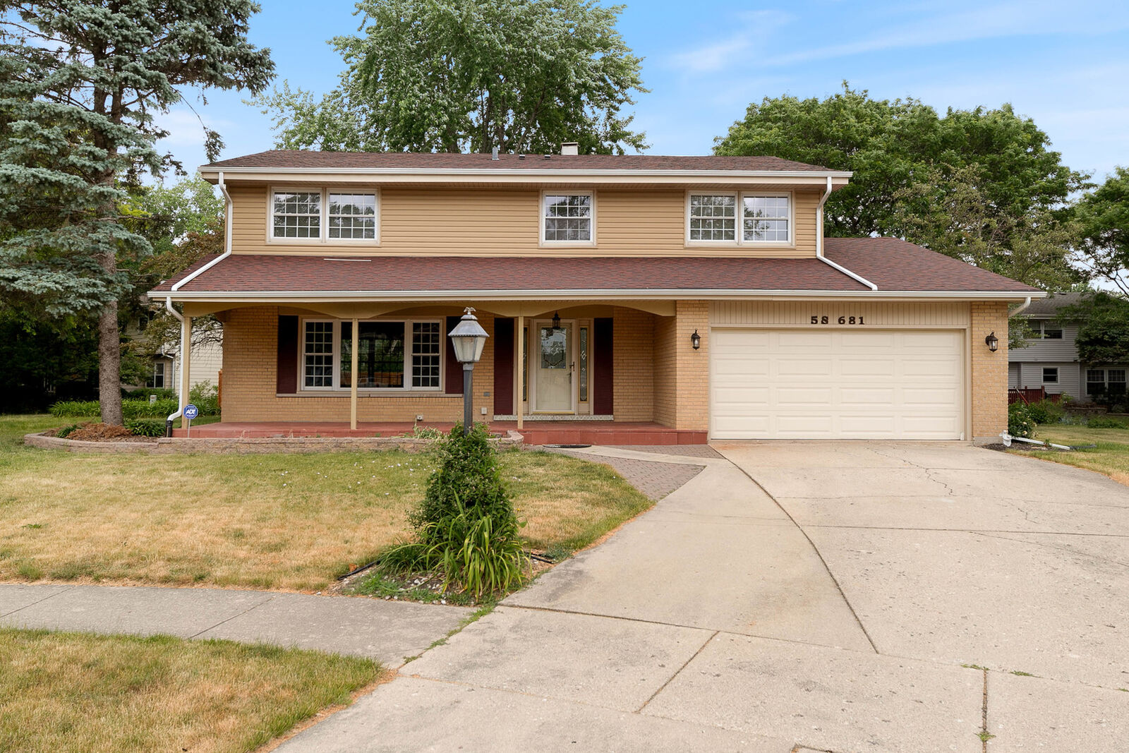 Property Photo: 5S681 Heather Court IL 60540