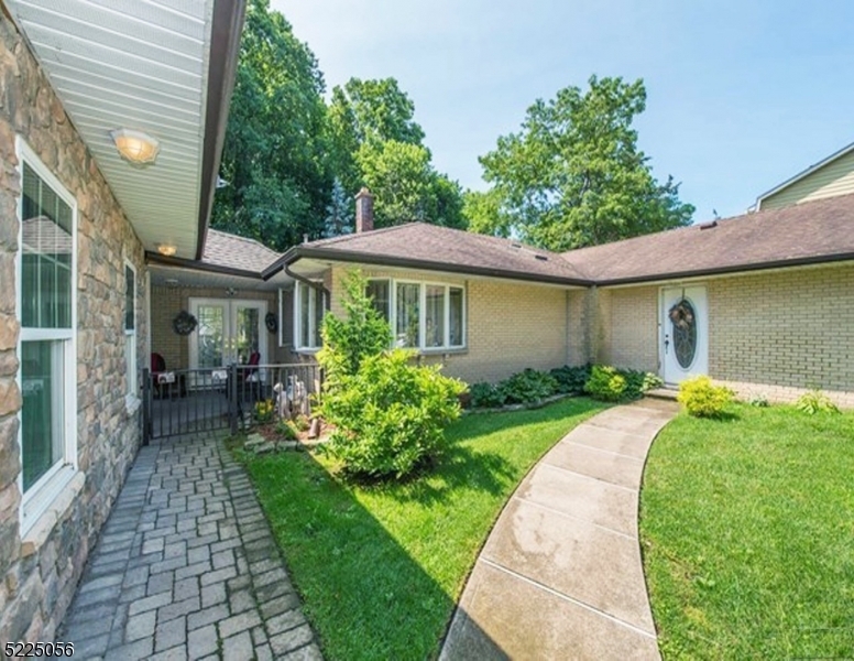 Property Photo: 1 Ranch Ct NJ 07663