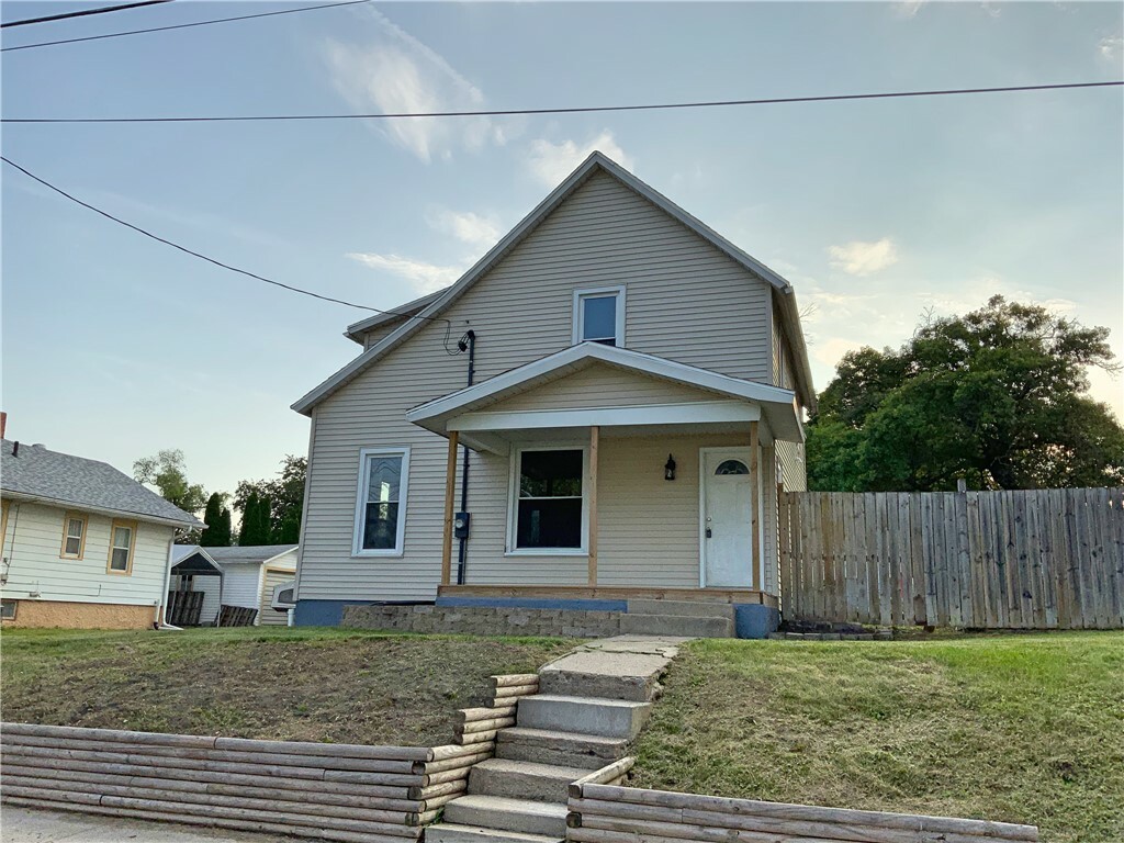 Property Photo:  627 W 2nd Street S  IA 50208 