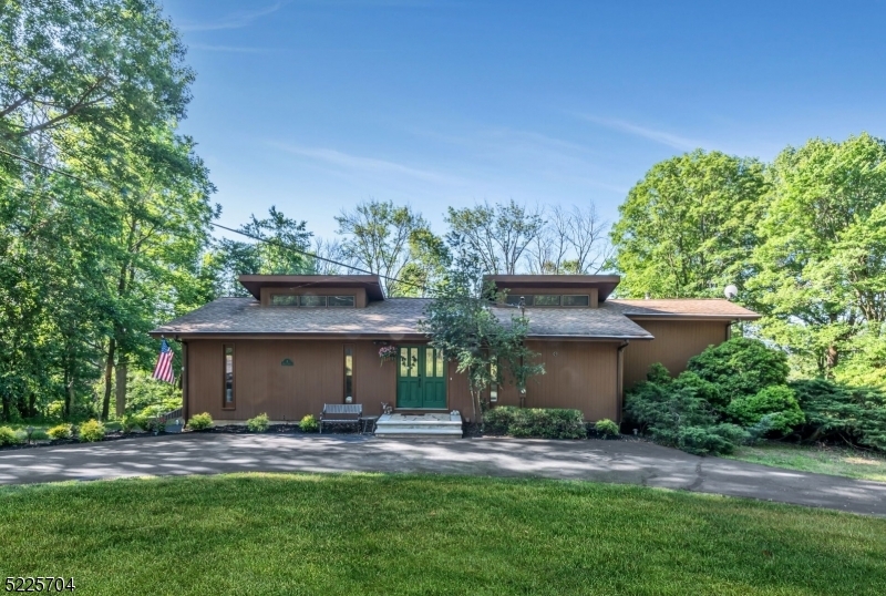 Property Photo: 8 Driftway Dr NJ 08829