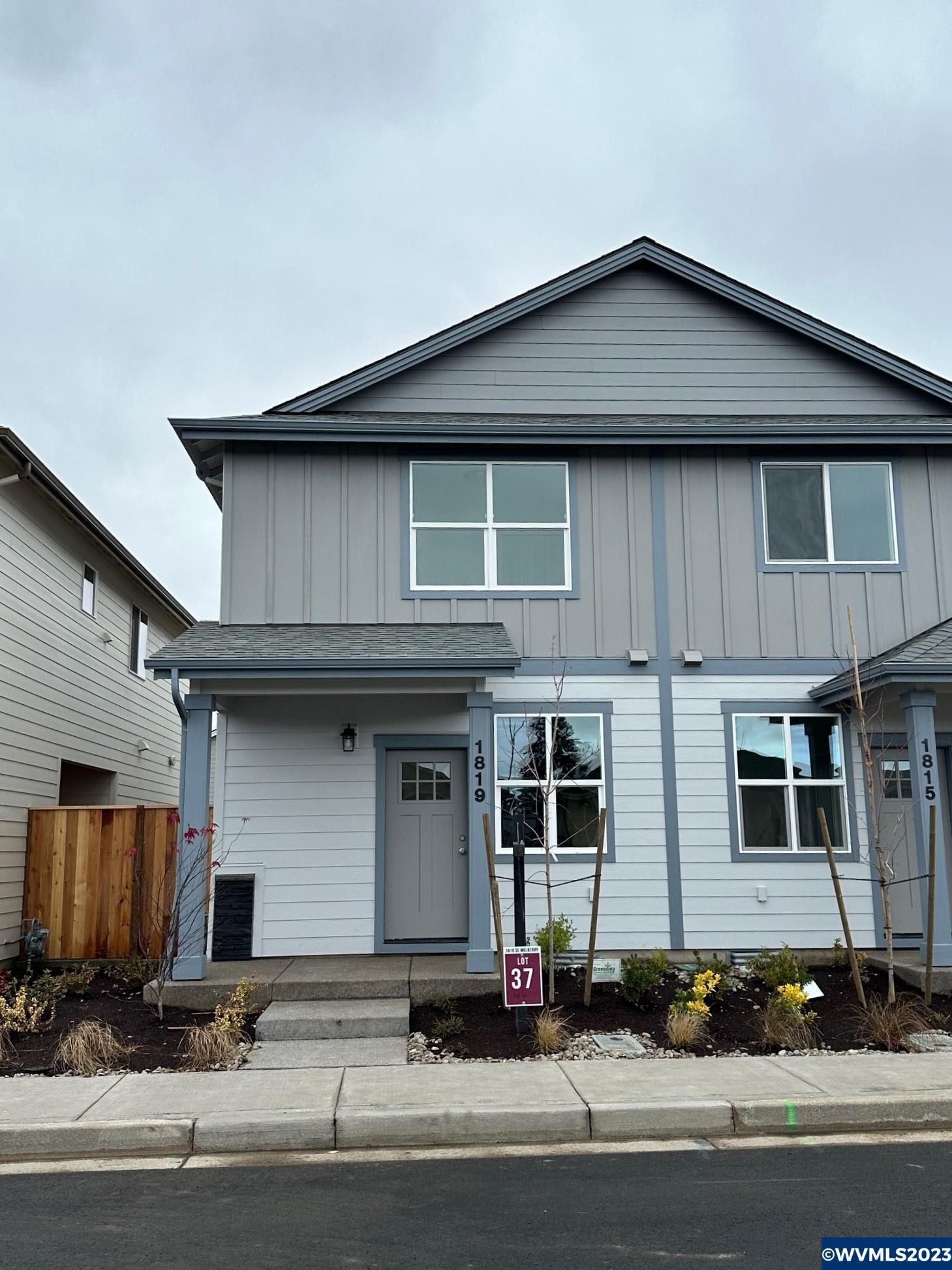 Property Photo:  1819 SE Mulberry Av  OR 97338 