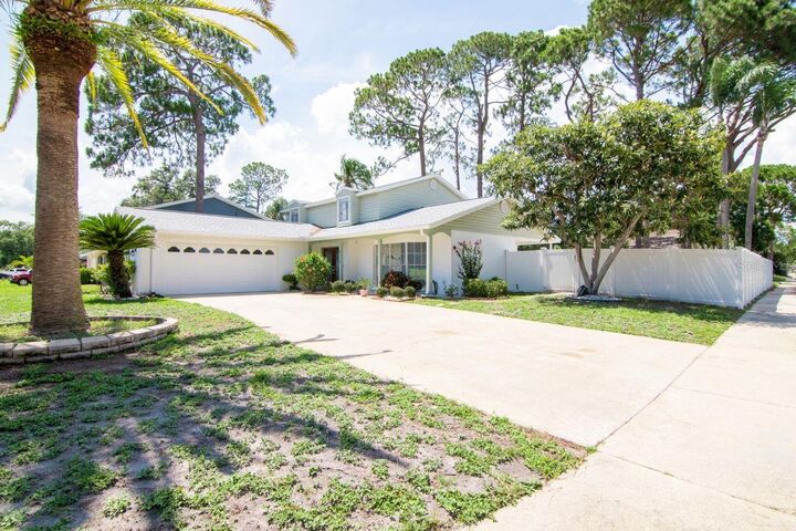 Property Photo: 8018 Greenshire Drive FL 33634