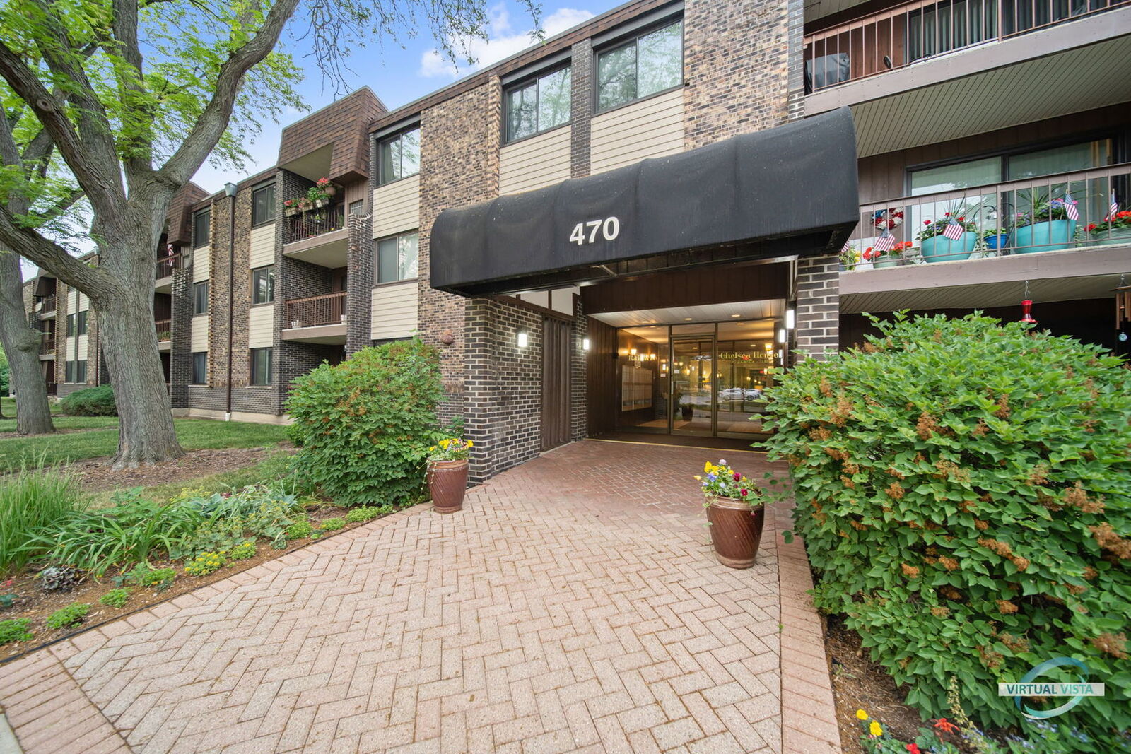 Property Photo:  470 Raintree Court 1L  IL 60137 