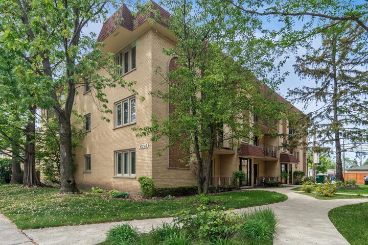 6316 W Montrose Avenue 302W  Chicago IL 60634 photo