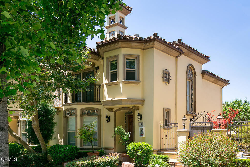 Property Photo: 457 S Marengo Avenue 17 CA 91101