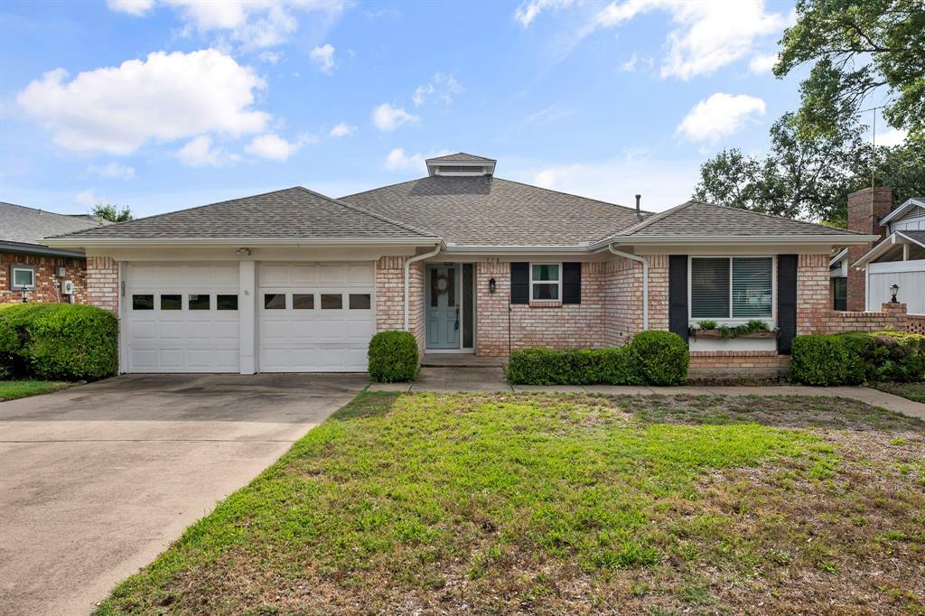 Property Photo: 716 Putter Drive TX 76112