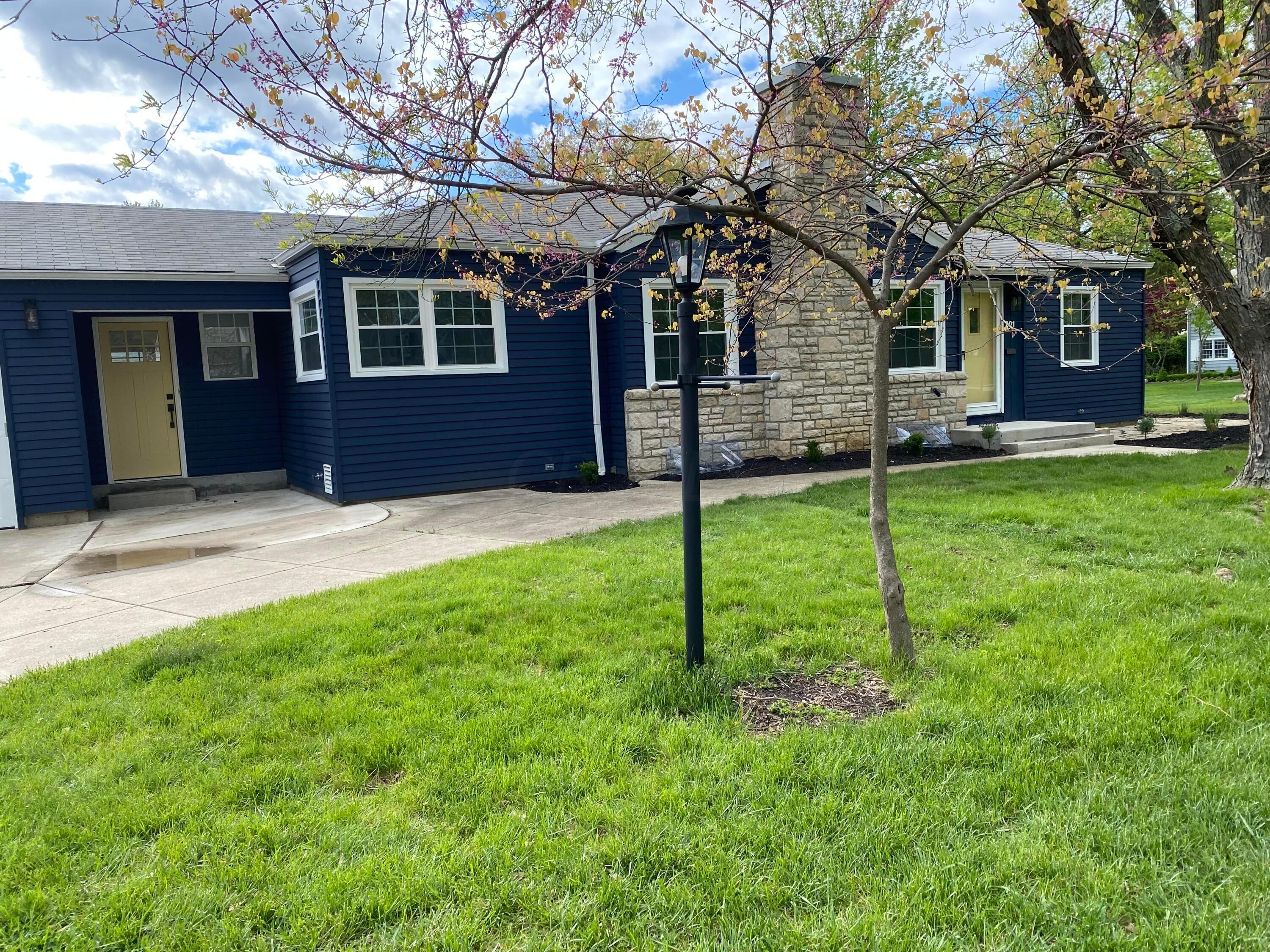 Property Photo: 201 W Riverglen Drive OH 43085