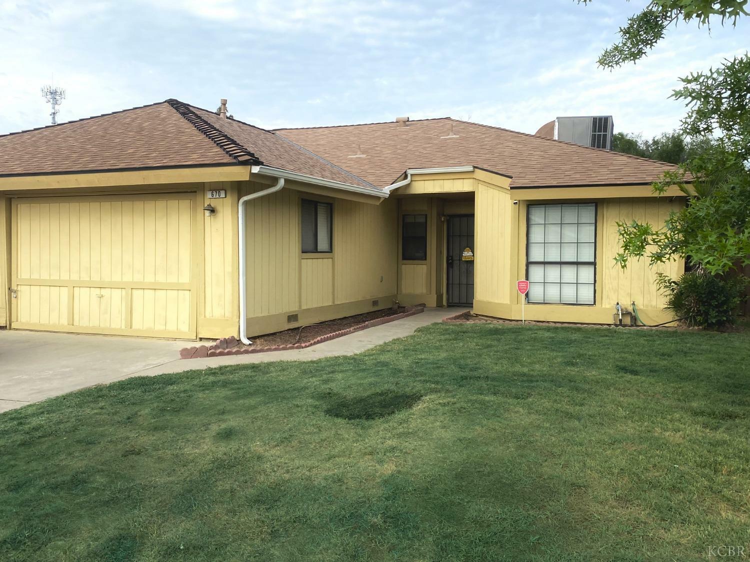 Property Photo:  670 Vine Court  CA 93245 