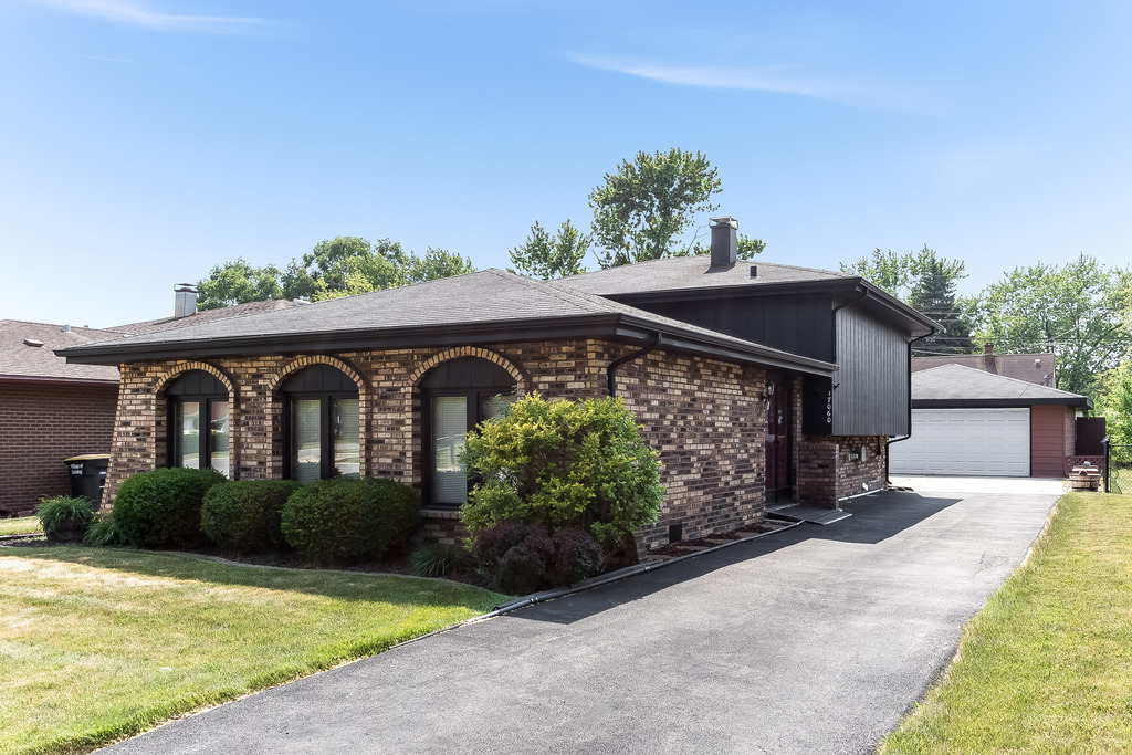 Property Photo:  17060 Ridgewood Avenue  IL 60438 