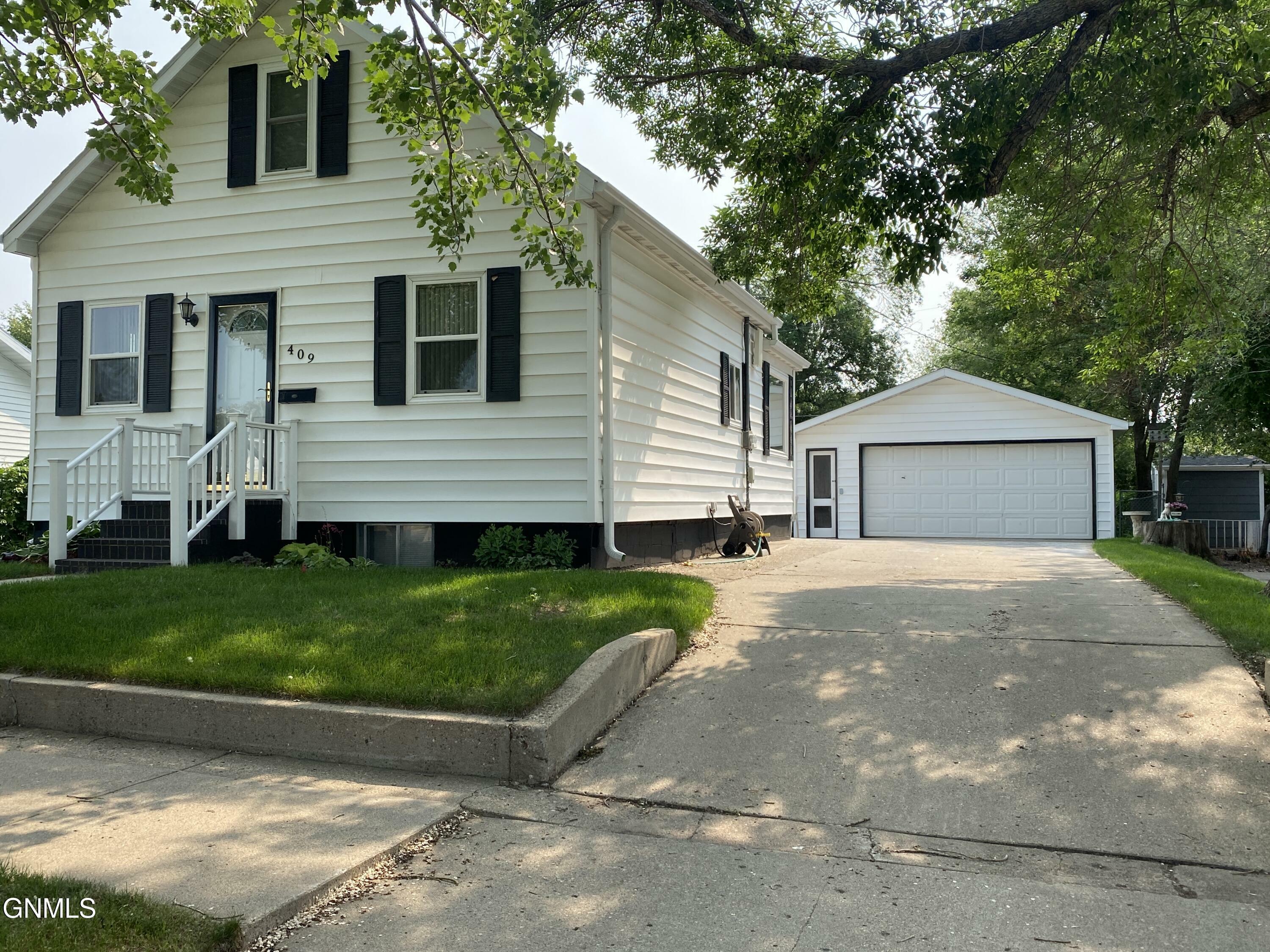 Property Photo:  409 S 15th Street  ND 58504 