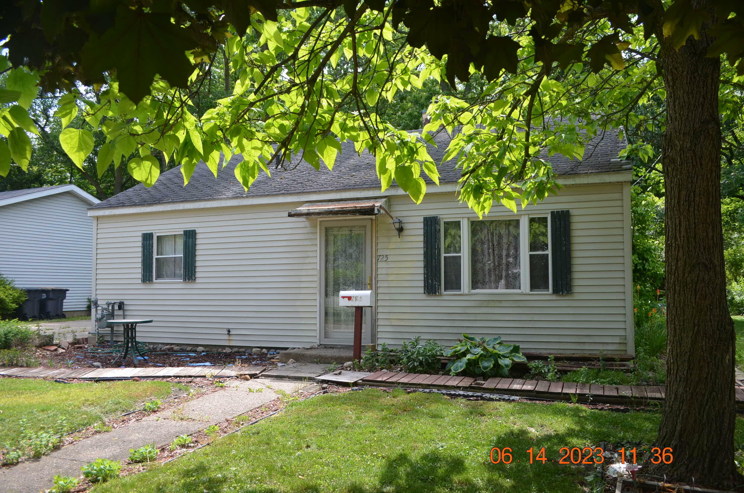 Property Photo:  725 Hiways Avenue  MI 49090 