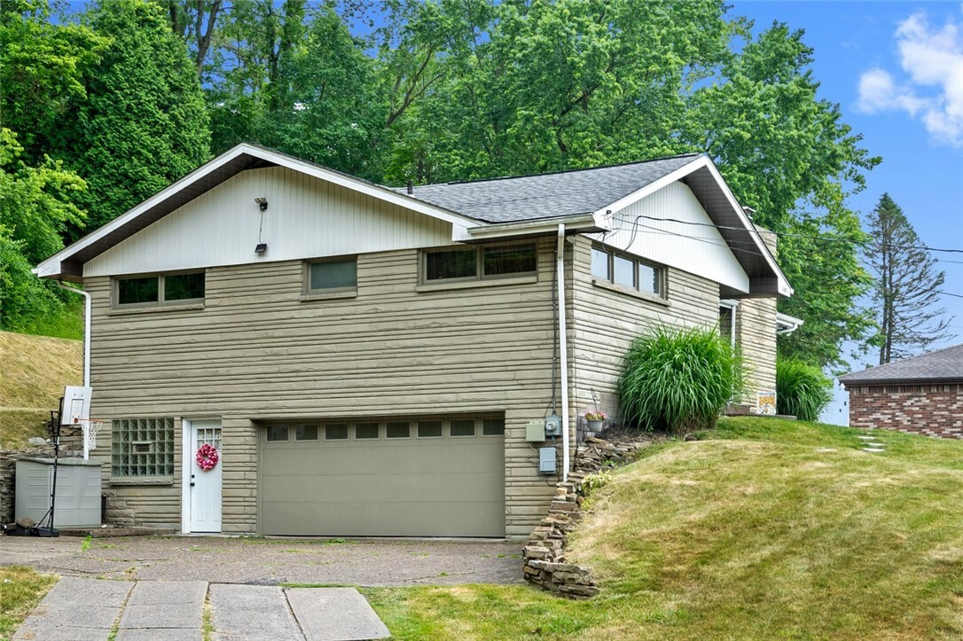 Property Photo:  1503 Oneida Drive  PA 15025 