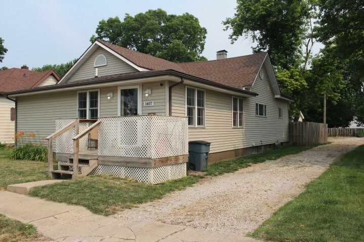 Property Photo:  1407 E Main Street  IL 61727 