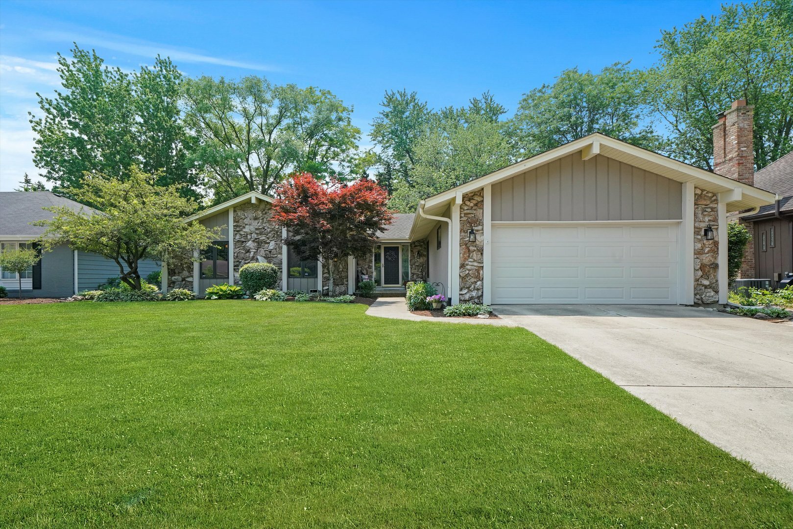 Property Photo:  1728 Maple Lane  IL 60187 