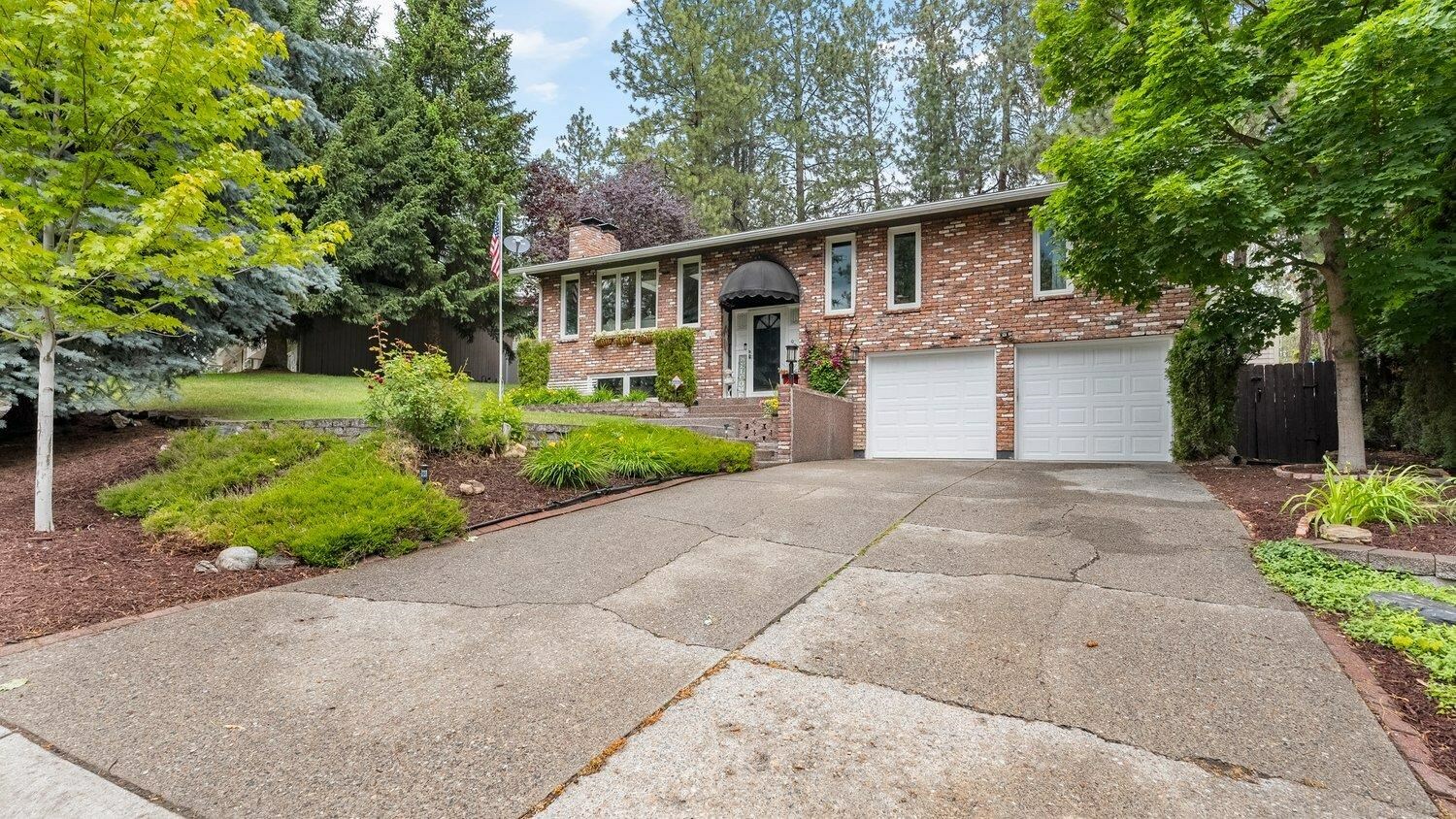 Property Photo: 1133 W Bellwood Dr WA 99218