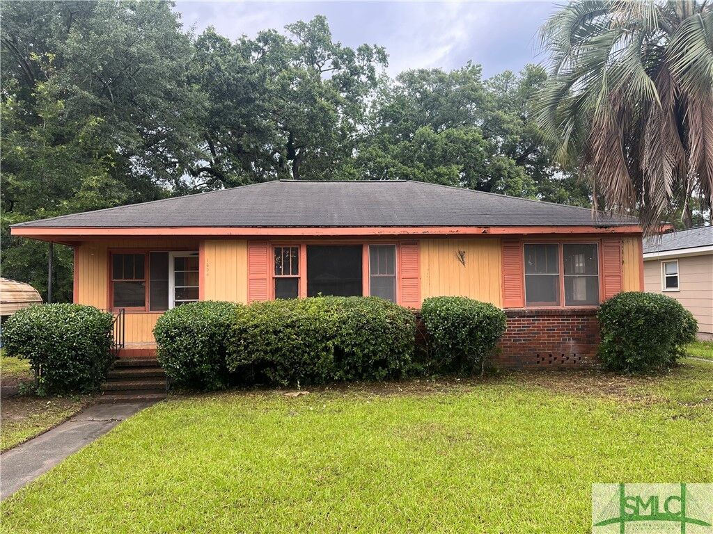 Property Photo: 1604 E 37th Street GA 31404