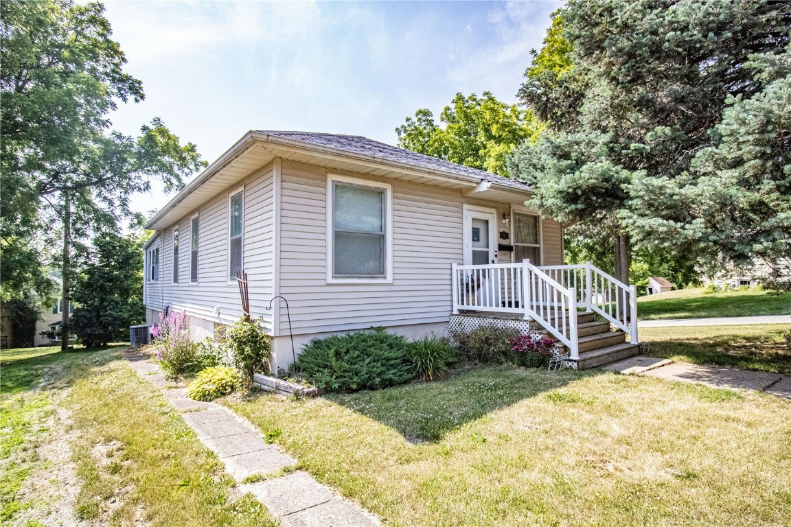 Property Photo:  308 N Davis Street  IA 52205 