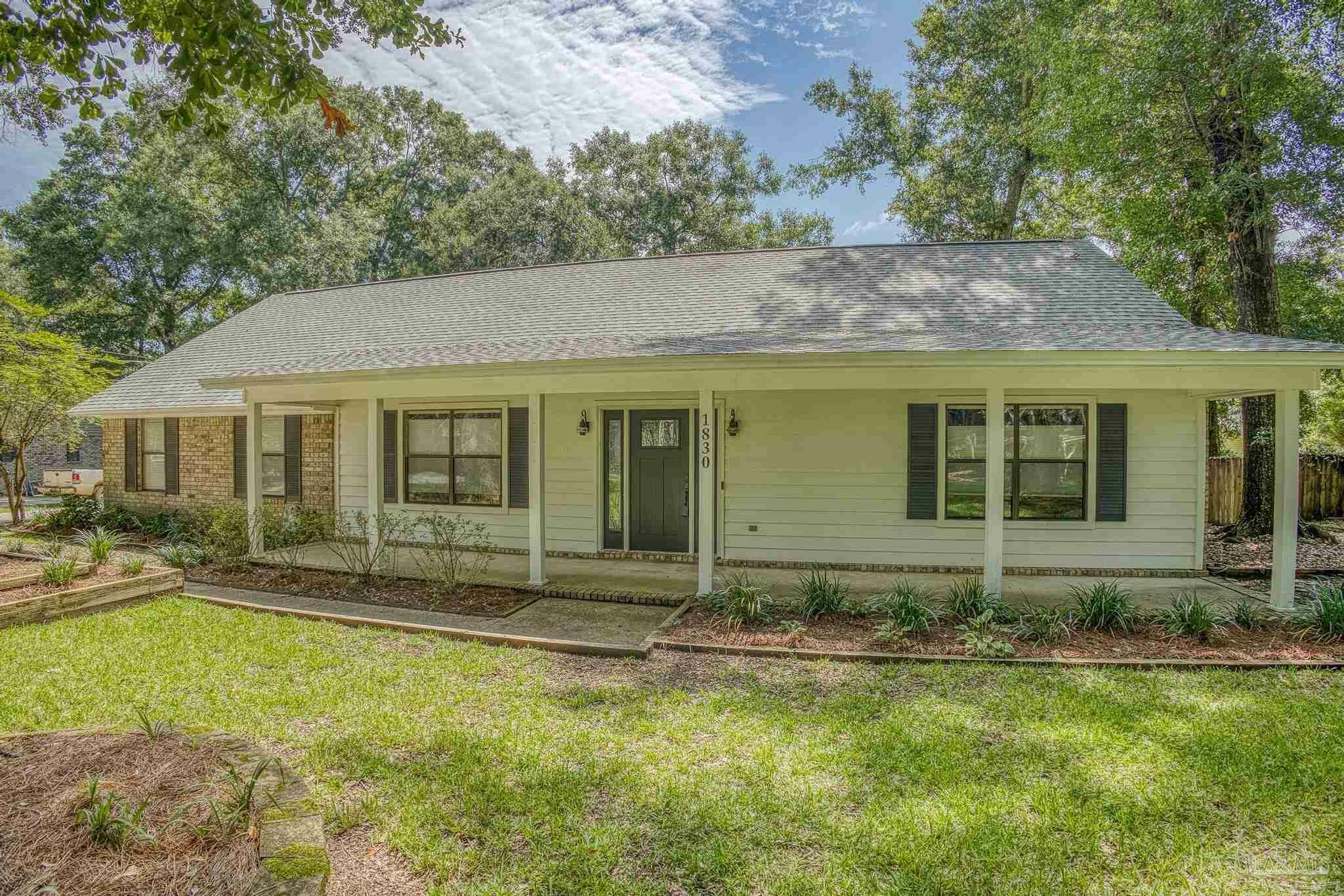 Property Photo: 1830 Kings Way Dr FL 32533