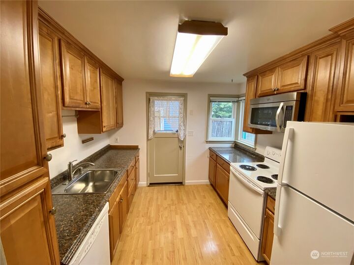 Property Photo: 11553 Palatine Avenue N WA 98133