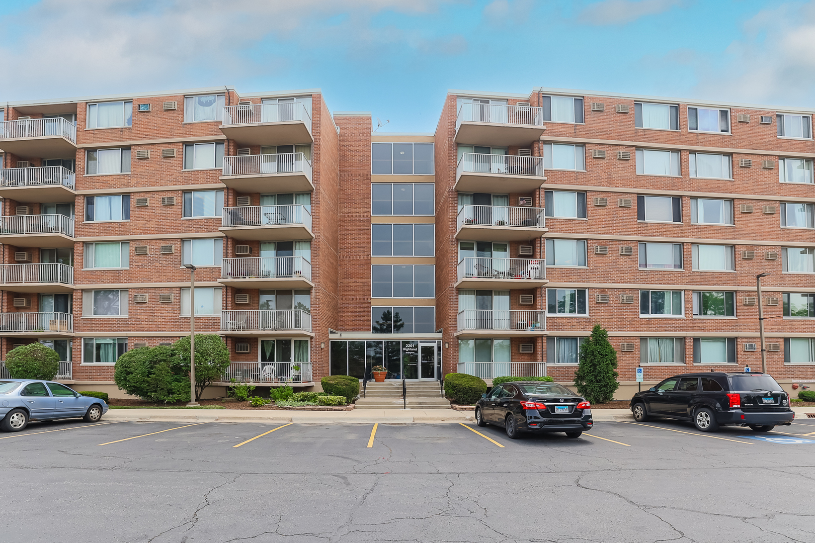 Property Photo:  2201 S Highland Avenue 6M  IL 60148 