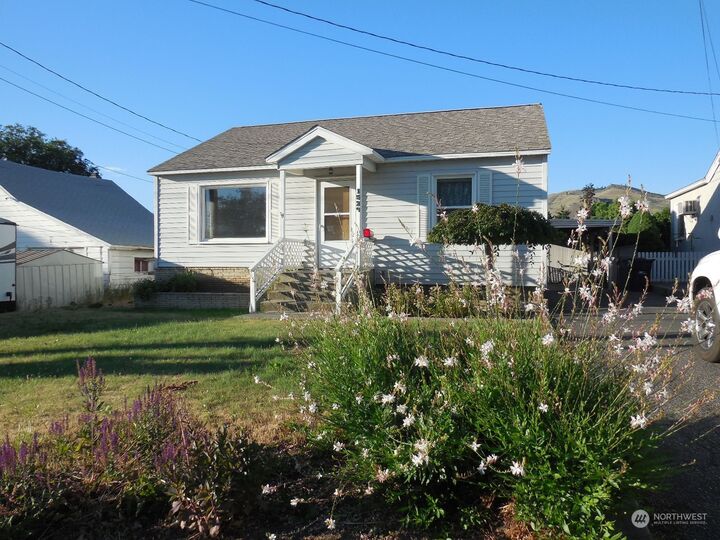 Property Photo:  1529 5th Street  WA 98801 