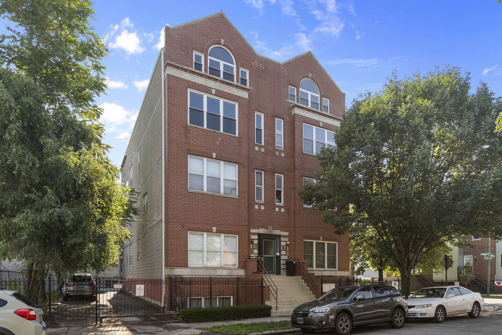 Property Photo:  1931 N Campbell Avenue 2S  IL 60647 