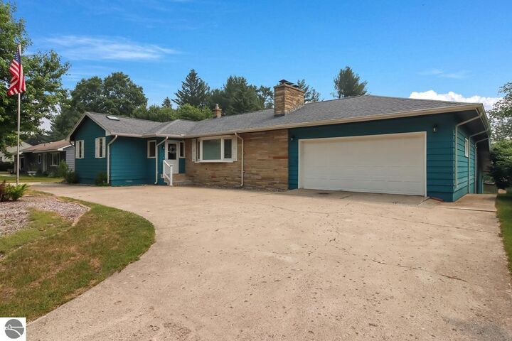 1438 Peninsula Drive  Traverse City MI 49686 photo