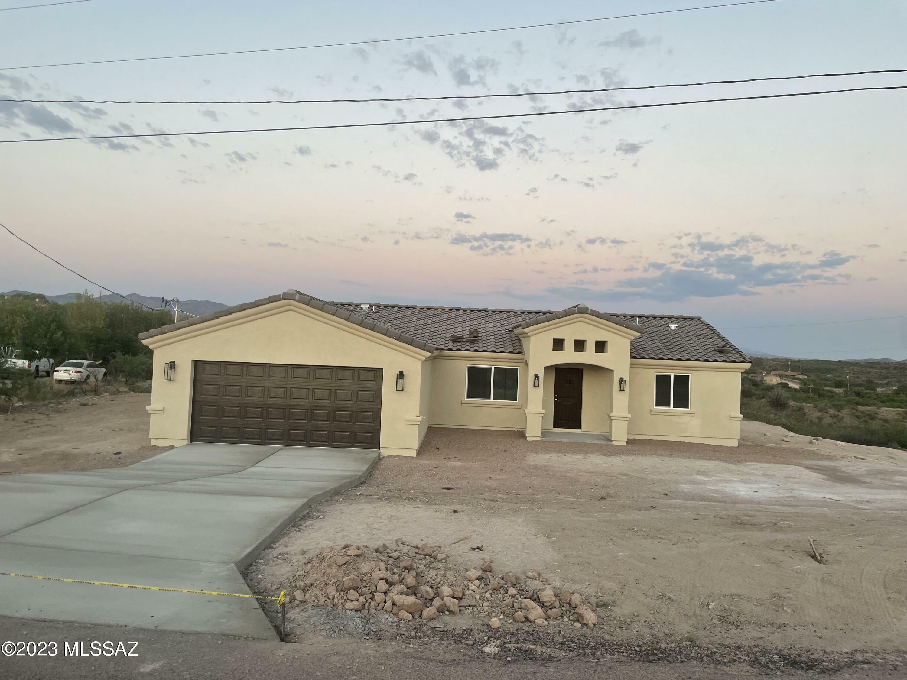 Property Photo:  944 Circulo Tumbleweed  AZ 85648 