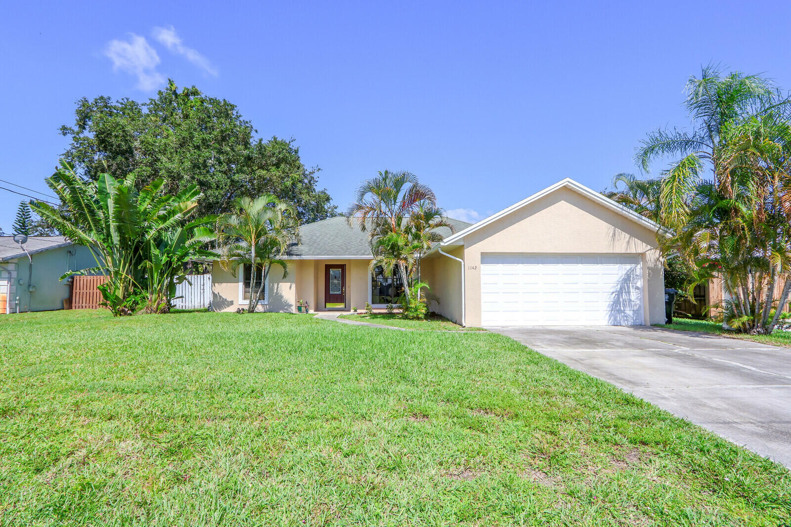Property Photo: 1142 SW Heather Street FL 34983