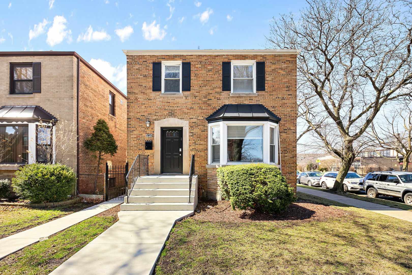 Property Photo:  6758 N Artesian Avenue  IL 60645 