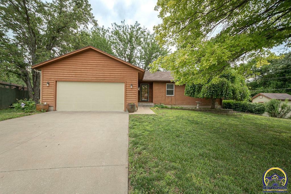 Property Photo:  2411 SE Shorewood Ct  KS 66605 