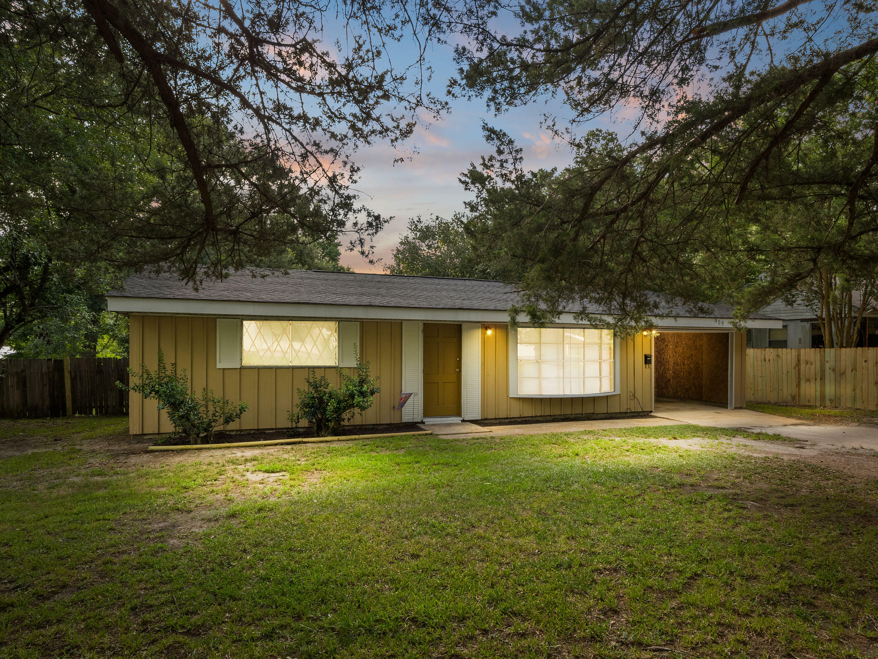 Property Photo:  909 Dennis Ave  LA 71446 