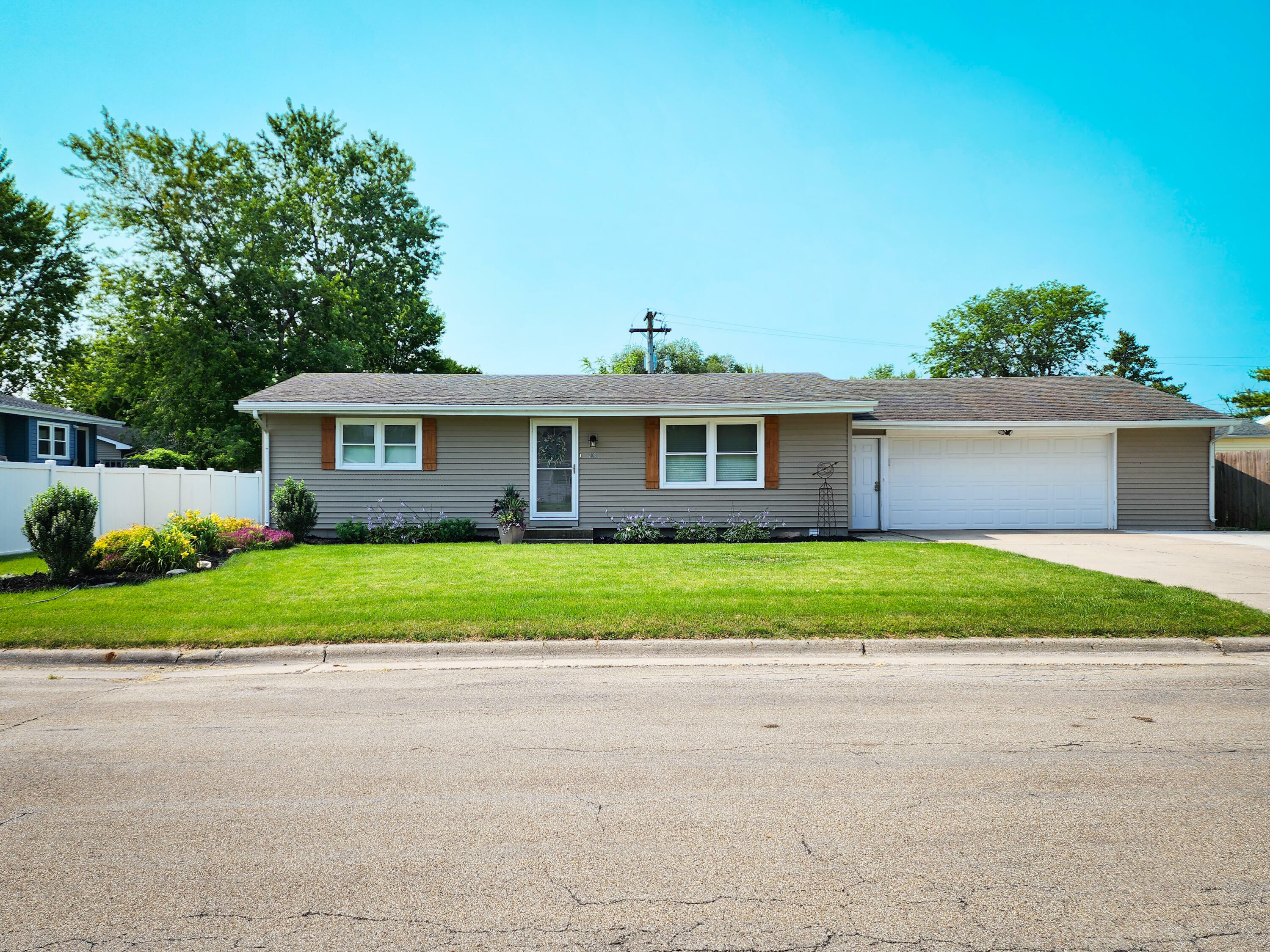 Property Photo:  208 Linn Street  IA 50248 