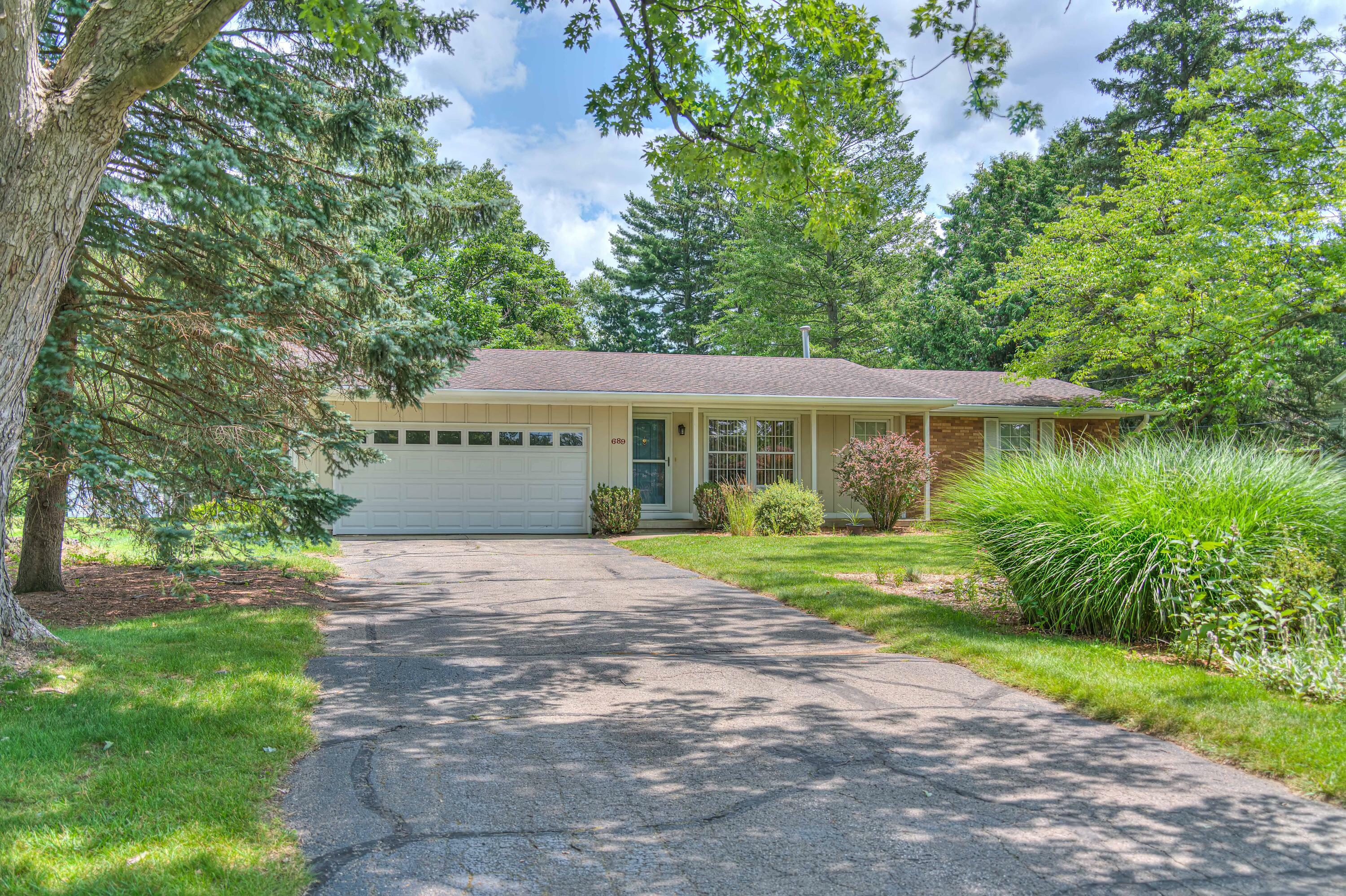 Property Photo: 689 Leo Road MI 49203