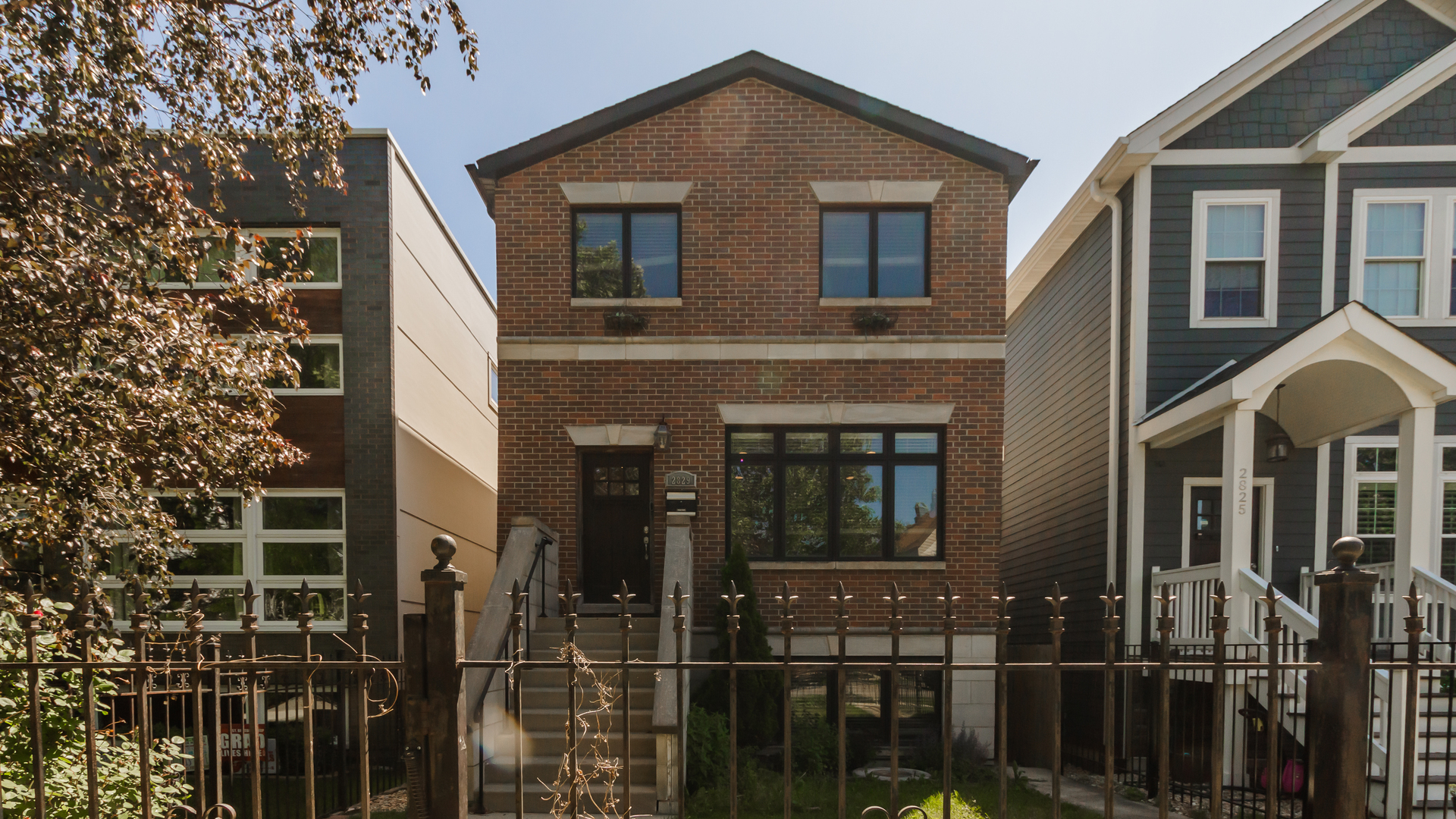 Property Photo: 2829 N Maplewood Avenue IL 60618