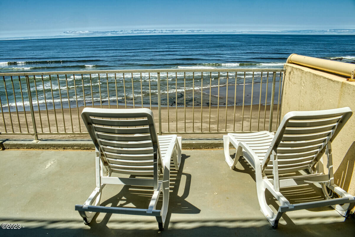 Property Photo: 4009 SW Hwy 101 435 OR 97367