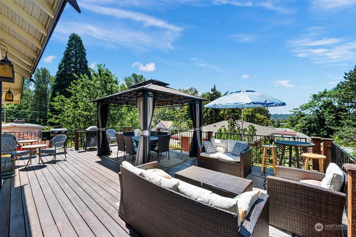 Property Photo: 1017 E Smith Street WA 98030