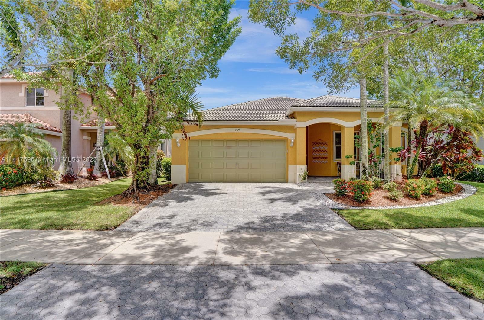 Property Photo:  959 Lavender Cir  FL 33327 