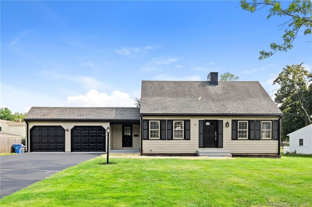 Property Photo:  368 Oak Street  CT 06040 