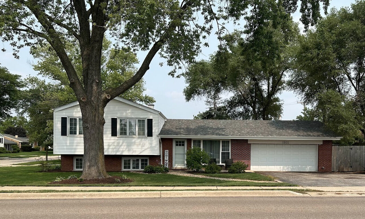 Property Photo:  1101 S Main Street  IL 60148 